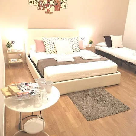 Domus Luigi Leone * نابولي