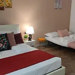 Domus Luigi Leone מלון נאפולי