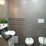 Domus Luigi Leone מלון *
