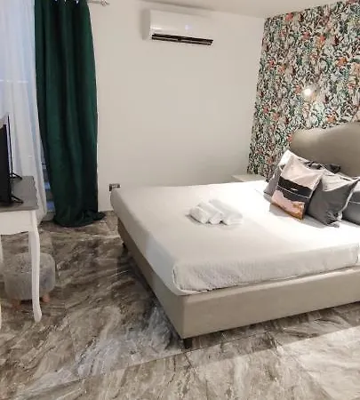 Отель Domus Luigi Leone